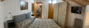 A television and/or entertainment centre at Rooms Teatro Greco