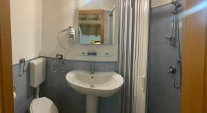 A bathroom at Rooms Teatro Greco