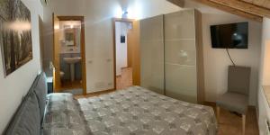 A television and/or entertainment centre at Rooms Teatro Greco