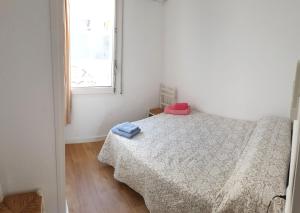 - une chambre avec un lit et une fenêtre dans l'établissement Marquina, à Cadaqués
