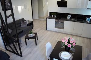 Kuchyňa alebo kuchynka v ubytovaní Black & White Apartament