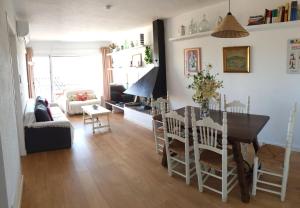 a kitchen and living room with a table and chairs at Marquina in Cadaqués