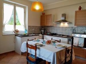 Кухня или мини-кухня в Villa Calcasacco
