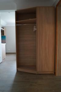 Habitación con armario y puerta de madera. en Ergli Holiday Apartments en Ērgļi