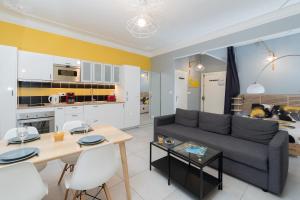 a living room with a couch and a table at L'Olivaroise in Toulon