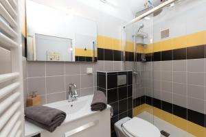 a bathroom with a sink and a toilet at L'Olivaroise in Toulon