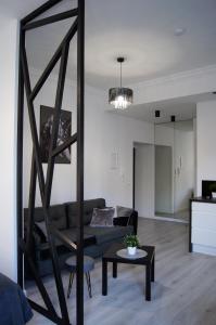 Posedenie v ubytovaní Black & White Apartament