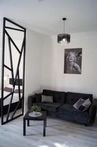 Posedenie v ubytovaní Black & White Apartament