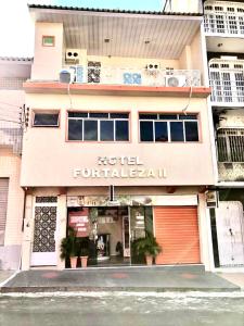 un edificio con un letrero que lee hotel centralendaemia en Hotel Fortaleza II Manaus, en Manaus