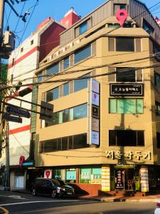 a building on the corner of a city street at Sohostel Korea in Busan