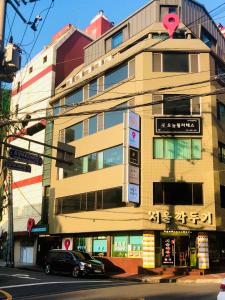 un edificio en la esquina de una calle de la ciudad en Sohostel Korea, en Busan