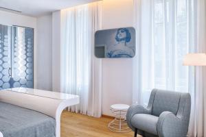 リード・ディ・ヴェネツィアにあるAusonia Hungaria Wellness & Lifestyleのリビングルーム(ソファ、椅子付)