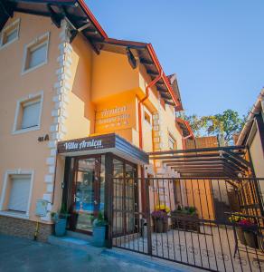 un bâtiment avec un magasin devant lui dans l'établissement Villa Boutique ARNICA, à Braşov