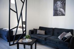 Posedenie v ubytovaní Black & White Apartament