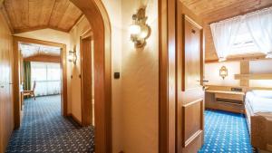 Postel nebo postele na pokoji v ubytování Hotel Alpina