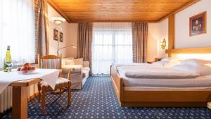 Postel nebo postele na pokoji v ubytování Hotel Alpina