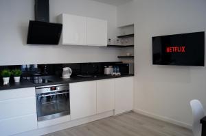 Kuchyňa alebo kuchynka v ubytovaní Black & White Apartament