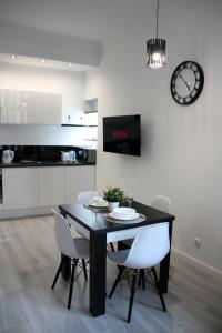 Kuchyňa alebo kuchynka v ubytovaní Black & White Apartament