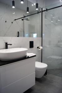 Kúpeľňa v ubytovaní Black & White Apartament + 37 fotografií