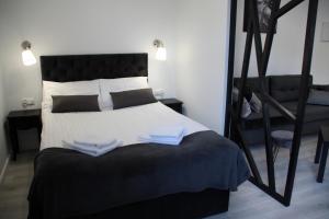 Posteľ alebo postele v izbe v ubytovaní Black & White Apartament