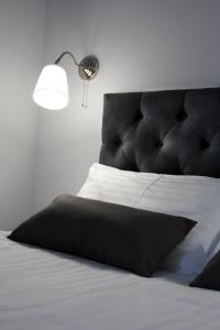 Posteľ alebo postele v izbe v ubytovaní Black & White Apartament