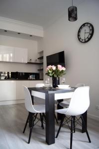 Kuchyňa alebo kuchynka v ubytovaní Black & White Apartament