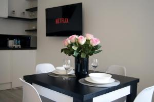 Televízia a/alebo spoločenská miestnosť v ubytovaní Black & White Apartament
