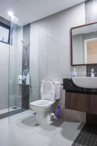 La salle de bains est pourvue de toilettes, d'un lavabo et d'une douche. dans l'établissement Landmark By Katana 4BR Romantic Seaview Homestay Gurney无敌海景四房套房, à Tanjong Tokong