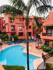 Bazén v ubytovaní Two-room apartment in Elviria NEAR THE BEACH with parking alebo v jeho blízkosti