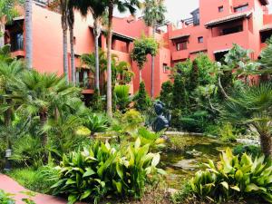 Vonkajšia záhrada v ubytovaní Two-room apartment in Elviria NEAR THE BEACH with parking