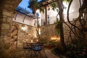 un patio con mesa y sillas en un edificio en Casa Villamil Boutique Hotel, en Copan Ruinas