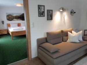 A bed or beds in a room at Haus Alpenglühn