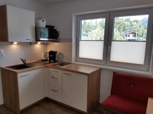 A kitchen or kitchenette at Haus Alpenglühn