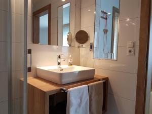 A bathroom at Haus Alpenglühn