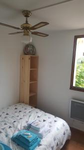 Ένα ή περισσότερα κρεβάτια σε δωμάτιο στο Appartement T2 avec son rez de jardin de 40 m2 5 couchages 250m de la plage et 15km de l'Arena