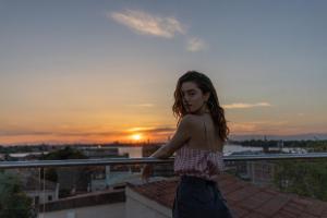 Východ nebo západ slunce při pohledu z hotelu nebo okolí