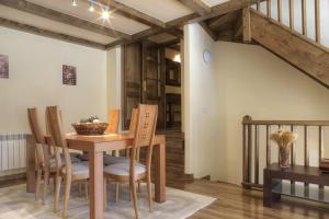 comedor con mesa de madera y sillas en Casa Banhs de Tredòs by Totiaran, en Tredós