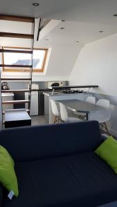 a living room with a couch and a table at Abri du pêcheur in Étel