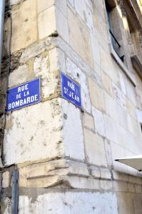a blue street sign on the side of a building at Attic one bedroom flat in Old Town Lyon in Lyon