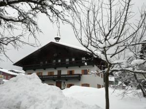 budynek z kupą śniegu przed nim w obiekcie Karrerhof w mieście Walchsee