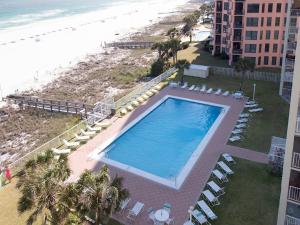 uma vista sobre uma piscina e a praia em Sunswept 701 Condo em Orange Beach
