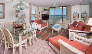 uma sala de estar com mesa e cadeiras em Sunswept 701 Condo em Orange Beach