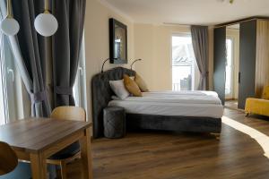 1 dormitorio con cama, mesa y comedor en Boardinghouse City Home, en Bielefeld