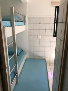 Lliteres en una habitació de Aquaville Condomínio