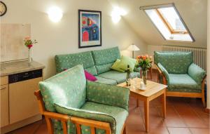 a living room with a couch and a table at Gorgeous Apartment In Mellenthin in Mellenthin