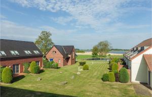 an aerial view of a yard with houses and bushes at Gorgeous Apartment In Mellenthin in Mellenthin