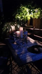 einem Holztisch mit Weingläsern und einer Kerze darauf in der Unterkunft Abu-Ferienwohnung in Nideggen