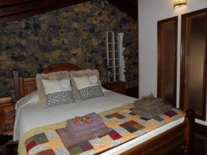 une chambre avec un lit avec des serviettes dessus dans l'établissement CASA RURAL LA PERLA NEGRA, à Icod de los Vinos 37 autres photos