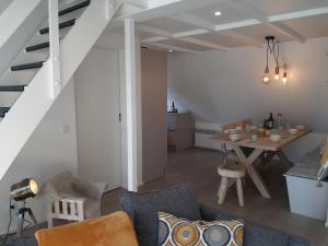 een woonkamer met een tafel en een eetkamer bij CHAL'Heureux in Malmedy
