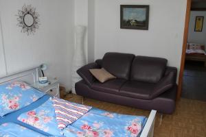 ein Wohnzimmer mit einem Sofa und einem Bett in der Unterkunft Casa Maria in Sankt Vith